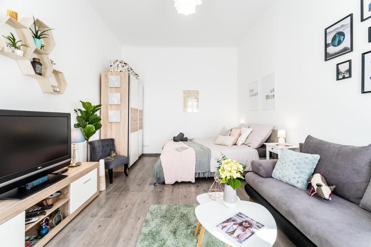 Sun-Splashed Retreat In The Heart Of A Vibrant Quarter Budapeszt Zewnętrze zdjęcie