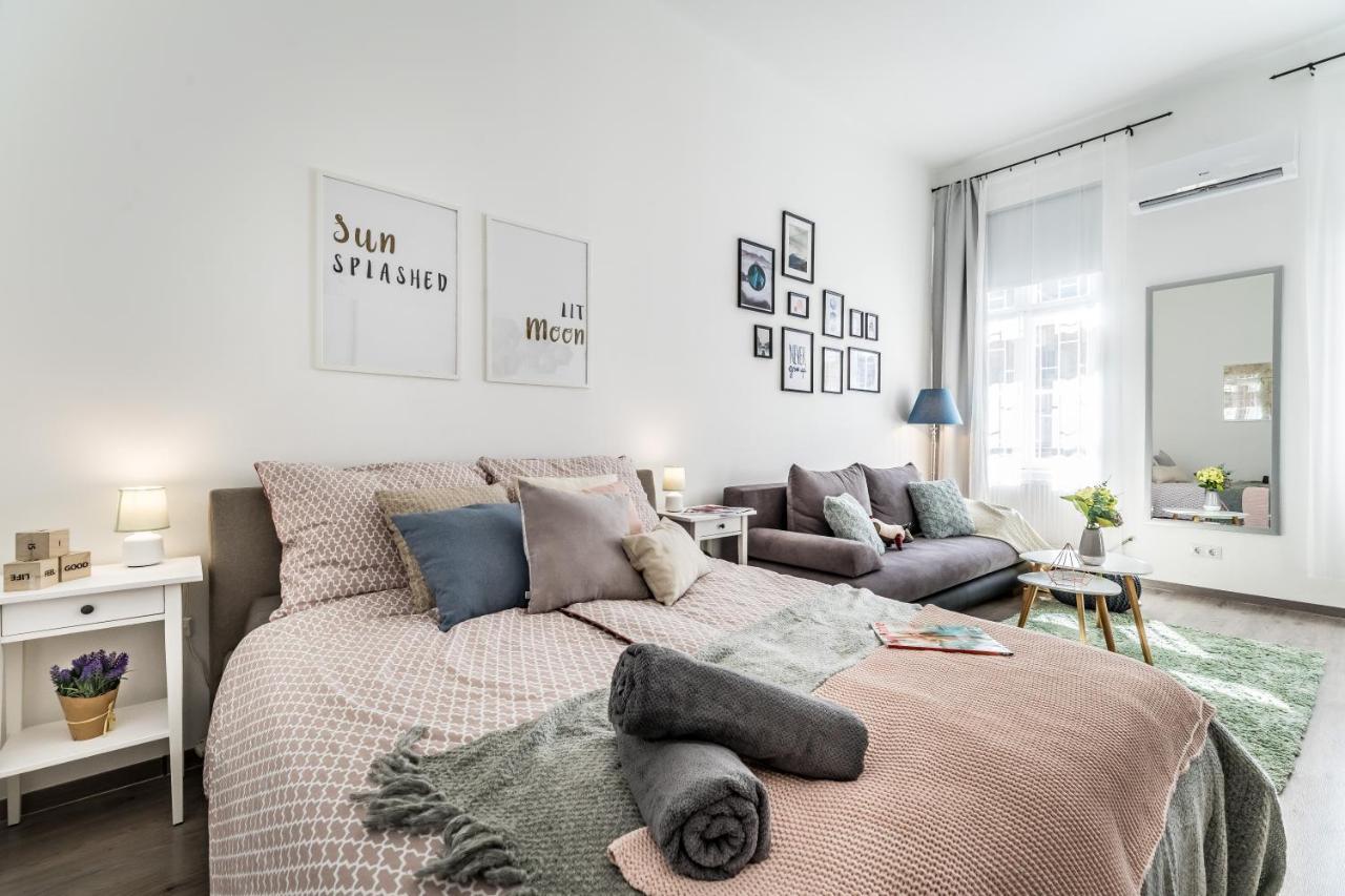 Sun-Splashed Retreat In The Heart Of A Vibrant Quarter Budapeszt Zewnętrze zdjęcie