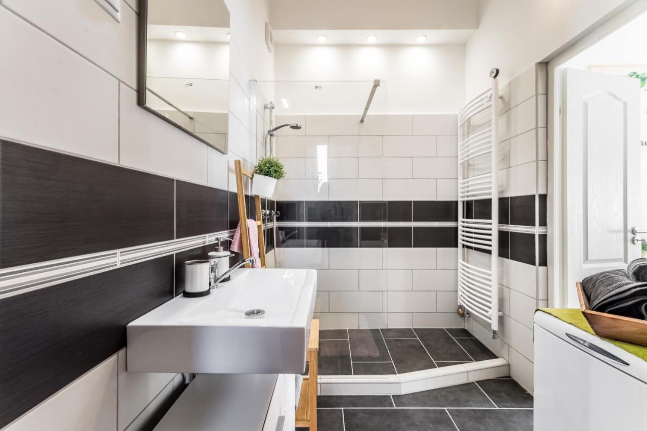 Sun-Splashed Retreat In The Heart Of A Vibrant Quarter Budapeszt Zewnętrze zdjęcie